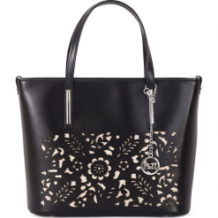 Skórzana torebka w kolorze czarnym - 33 x 28 x 12 cm. Czarne torebki klasyczne damskie Mia Tomazzi, w paski, z materiału. W wyprzedaży za 409,95 zł.
