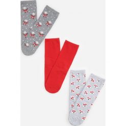 Skarpety 3 pack - Czerwony. Czerwone skarpetki damskie Reserved. W wyprzedaży za 9,99 zł.