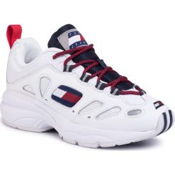 Sneakersy TOMMY JEANS - Heritage Retro Wmns Sneaker EN0EN00776 RWB 0KP. Białe półbuty damskie Tommy Jeans, na co dzień, bez wzorów, z jeansu, retro, bez obcasa, na płaskiej podeszwie, bez zapięcia. W wyprzedaży za 349,00 zł.