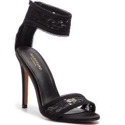 Sandały MARCIANO GUESS - 92G9E29099Z JBLK. Czarne klapki damskie MARCIANO GUESS, z aplikacjami, ze skóry, bez obcasa, na obcasie. W wyprzedaży za 369,00 zł.