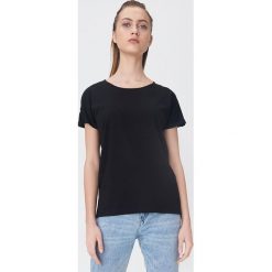 Koszulka basic - Czarny. Czarne koszulki damskie Sinsay, s, bez wzorów, bez kołnierzyka, bez rękawów. W wyprzedaży za 15,99 zł.