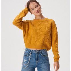 Krótki sweter z warkoczowym splotem - Żółty. Żółte swetry damskie Sinsay, s, bez wzorów, ze splotem, z krótkim rękawem, krótkie, bez kaptura. Za 59,99 zł.