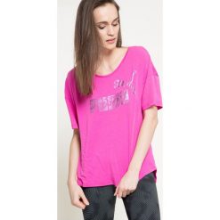 Puma - Top. Różowe topy sportowe damskie marki Puma, s, z nadrukiem, z elastanu, z okrągłym kołnierzem. W wyprzedaży za 59,90 zł.