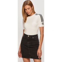 Adidas Originals - T-shirt. Białe topy damskie adidas Originals, z aplikacjami, z elastanu, casualowe, z okrągłym kołnierzem. Za 99,90 zł.