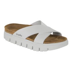 Klapki w kolorze białym. Klapki damskie Birkenstock. W wyprzedaży za 269,95 zł.