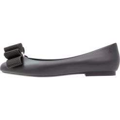 Melissa JASON WU DOLL BOW Baleriny black. Czarne baleriny damskie lakierowane Melissa, z materiału. Za 419,00 zł.