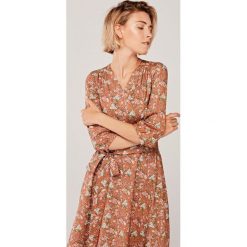 Sukienka Duilin Dolce brązowa 46 brązowy. Pomarańczowe sukienki damskie s, z haftami, z elastanu, eleganckie, dopasowane. Za 577,00 zł.