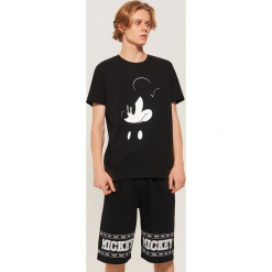 Piżamowe szorty Mickey Mouse - Czarny. Czarne piżamy męskie marki House, z motywem z bajki. Za 49,99 zł.