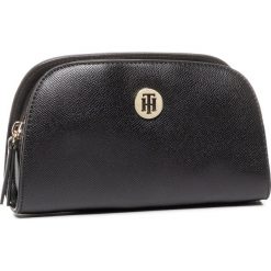 Kosmetyczka TOMMY HILFIGER - Classic Saffiano Washcase AW0AW07721 BDS. Czarne kosmetyczki męskie TOMMY HILFIGER, bez wzorów, ze skóry ekologicznej. Za 269,00 zł.