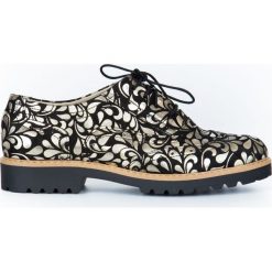 Sznurowane półbuty oksfordki - skóra naturalna - model 258 - kolor złote kwiaty. Żółte półbuty damskie Zapato, w kwiaty, ze skóry, bez obcasa, na sznurówki. W wyprzedaży za 173,40 zł.