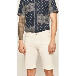 Tommy Jeans - Szorty jeansowe. Białe spodenki i szorty męskie Tommy Jeans, bez wzorów, z elastanu, casualowe. W wyprzedaży za 239,90 zł.