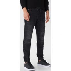 Denimowe joggery - Czarny. Czarne spodnie męskie House, m, bez wzorów, z jeansu. Za 99,99 zł.