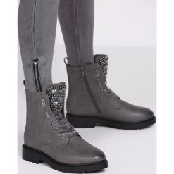 Szare Botki Diamond Crown. Szare botki damskie Multu, bez obcasa, na płaskiej podeszwie, bez zapięcia. Za 49,99 zł.