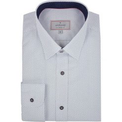 Biała Bawełniana Koszula w Drobne Kropki z Długim Rękawem -VICTORIO- Granatowe Groszki KSDWVCTO0407. Białe koszule męskie Victorio, w grochy, z bawełny, eleganckie, ze stójką, z długim rękawem. Za 155,00 zł.