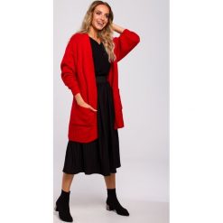 Długi kardigan z kieszeniami czerwony - l/xl. Czerwone swetry damskie e-margeritka.pl, na zimę, s, bez wzorów, z poliesteru, eleganckie, z długim rękawem, długie, bez kaptura. Za 139,99 zł.