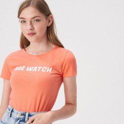 Crop top z napisem - Pomarańczowy. Pomarańczowe topy damskie Sinsay, s, z napisami, bez kołnierzyka. W wyprzedaży za 7,99 zł.