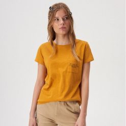Koszulka z napisem na kieszonce - Żółty. Żółte koszulki damskie Sinsay, s, z napisami, bez kołnierzyka. Za 19,99 zł.