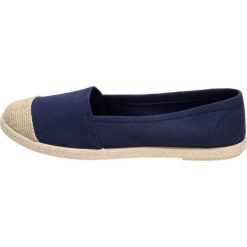 Granatowe tenisówki damskie WISHOT 130 SLIP ON. Niebieskie trampki i tenisówki damskie Wishot, bez wzorów, bez zapięcia. W wyprzedaży za 40,00 zł.