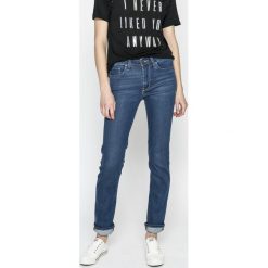 Levi's - Jeansy 712. Czerwone jeansy damskie marki Levi's®. W wyprzedaży za 219,90 zł.