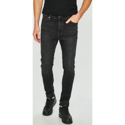 Tommy Jeans - Jeansy Simon. Jeansy męskie Tommy Jeans. W wyprzedaży za 269,90 zł.