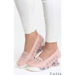 Różowe Koturny Sweet Girl. Różowe koturny damskie marki Born2be, bez wzorów, z materiału, na wysokim obcasie, na koturnie. Za 69,99 zł.