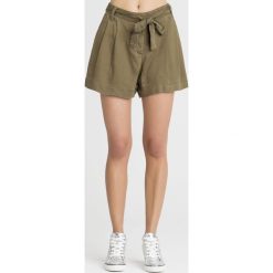SZORTY AMBRE GUESS. Brązowe szorty damskie Guess, w paski, z tkaniny. Za 185,00 zł.