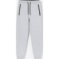 Joggery z kieszeniami zapinanymi na suwak -. Spodnie męskie Reserved, bez wzorów. Za 45,99 zł.