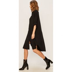 Answear - Sukienka. Czarne sukienki damskie ANSWEAR, na co dzień, s, bez wzorów, z wiskozy, casualowe, bez kołnierzyka, z długim rękawem, długie, mini, proste. W wyprzedaży za 129,90 zł.