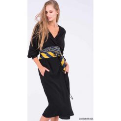 Sukienka VEGA Czarny. Czarne sukienki damskie Pakamera, bez wzorów, bez kołnierzyka, bez rękawów, midi. Za 730,00 zł.