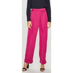 Vero Moda - Spodnie. Niebieskie spodnie damskie Vero Moda, w paski, z poliesteru, casualowe. W wyprzedaży za 79,90 zł.