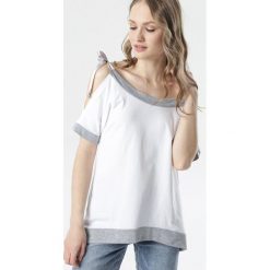 Biała Bluzka Zhaviane. Białe bluzki damskie Born2be, na co dzień, xl, z aplikacjami, z dzianiny, klasyczne, z kontrastowym kołnierzykiem, z krótkim rękawem. Za 54,99 zł.