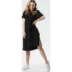 Czarna Sukienka Atlentea. Czarne sukienki damskie Born2be, s, z dzianiny, z okrągłym kołnierzem, krótkie, midi. Za 89,99 zł.