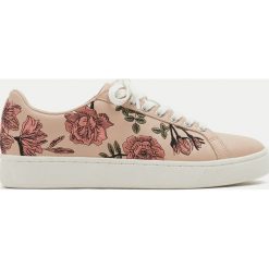Trampki damskie slip on: Tenisówki z haftami