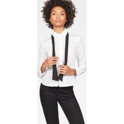 G-Star Raw - Koszula. Białe bluzki damskie G-Star RAW, s, bez wzorów, z bawełny, eleganckie, z klasycznym kołnierzykiem, z długim rękawem. W wyprzedaży za 179,90 zł.