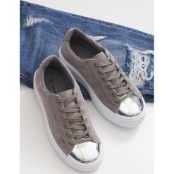 Szare Creepersy Jump Around. Szare półbuty damskie Multu, bez wzorów, bez obcasa, bez zapięcia. Za 29,99 zł.