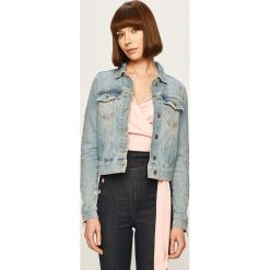 Guess Jeans - Kurtka jeansowa. Niebieskie kurtki damskie Guess Jeans, s, z aplikacjami, z bawełny, krótkie, bez kaptura. W wyprzedaży za 449,90 zł.