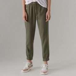 Spodnie jogger fit z lyocellu - Khaki. Brązowe spodnie damskie Mohito, z lyocellu. Za 99,99 zł.
