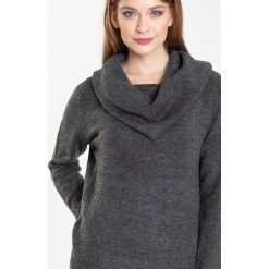 Sweter z otulającym golfem. Swetry damskie Greenpoint, bez wzorów, z elastanu, bez rękawów. Za 69,99 zł.