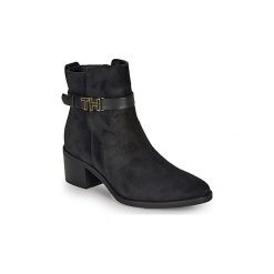 Botki Tommy Hilfiger TH HARDWARE SUEDE BOOTIE. Czarne botki damskie TOMMY HILFIGER, bez obcasa, bez zapięcia. W wyprzedaży za 599,20 zł.