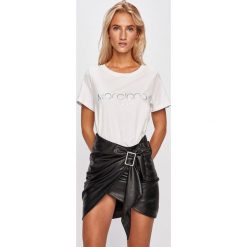 Marciano Guess - T-shirt. Białe bluzki damskie MARCIANO GUESS, s, z nadrukiem, z elastanu, z okrągłym kołnierzem. W wyprzedaży za 139,90 zł.