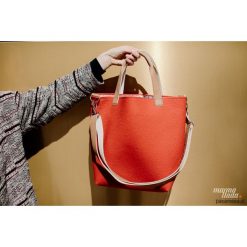 Marmollada - torebka filcowa śr KORALOWA do ręki. Pomarańczowe torebki klasyczne damskie Pakamera, bez wzorów, do ręki, średnie, bez dodatków. Za 330,00 zł.