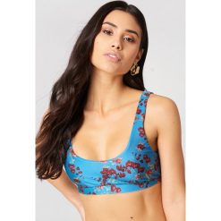Hannalicious x NA-KD Krótki top bikini - Blue. Niebieskie bikini marki Hannalicious x NA-KD. W wyprzedaży za 40,48 zł.
