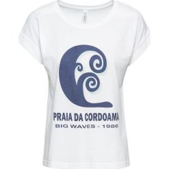 Shirt z nadrukiem bonprix biały z nadrukiem. Białe koszulki damskie bonprix, z nadrukiem, z kontrastowym kołnierzykiem. Za 22,99 zł.