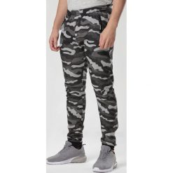 Ciemnoszare Moro Spodnie Ortora. Szare spodnie męskie Born2be, xxl, moro, z dresówki. Za 49,99 zł.