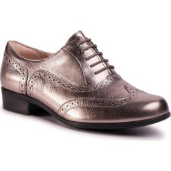 Oxfordy CLARKS - Hamble Oak 261480494 Stone Metallic Leather. Szare półbuty damskie Clarks, bez obcasa, na obcasie, bez zapięcia. Za 399,00 zł.