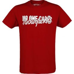 Infest Clothing No One Cares T-Shirt czerwony. Czerwone koszulki męskie Infest Clothing, s, z nadrukiem, prążkowane, z podwójnym kołnierzykiem. Za 62,90 zł.