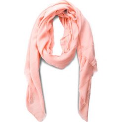 Szal GUESS - AW7700 POL03 ROS. Czerwone szaliki damskie marki Guess, z aplikacjami, z materiału. Za 139,00 zł.