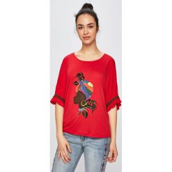 Desigual - Top. Czerwone bluzki damskie Desigual, s, z nadrukiem, z wiskozy, z okrągłym kołnierzem, bez rękawów. W wyprzedaży za 129,90 zł.