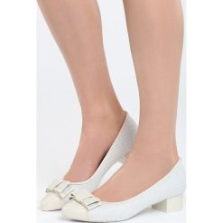 Szare Czółenka Thing Called Love. Szare czółenka na słupku marki Born2be, na niskim obcasie. Za 69,99 zł.