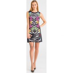 SUKIENKA versace jeans couture. Czarne sukienki damskie Versace Jeans Couture, na imprezę, z aplikacjami, z jeansu, z okrągłym kołnierzem, bez rękawów, mini. Za 860,30 zł.